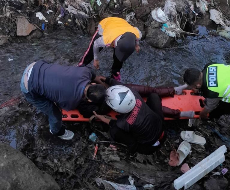 Kecelakaan tunggal menimpa Puji (43) dan anaknya Z (14) di Jalan Jenderal Sudirman, depan Kantor PLN UPT Semarang, Sabtu (18/10/2025) pagi. Motor yang dikendarai tiba-tiba oleng dan masuk ke saluran air sedalam tiga meter. Keduanya luka-luka dan dirawat di RSUD dr. Gondo Suwarno Ungaran.
