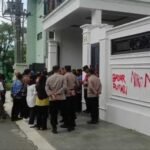 Puluhan nasabah koperasi Bahana Lintas Nusantara menggeruduk rumah pimpinan Nicholas Nyoto Prasetyo di Sidorejo, Salatiga, Rabu (1/10/2025). Mereka menagih janji pengembalian modal yang tak kunjung dipenuhi hingga batas 30 September. Aksi dilakukan dengan menduduki rumah, sementara aparat menjaga agar situasi tetap kondusif.