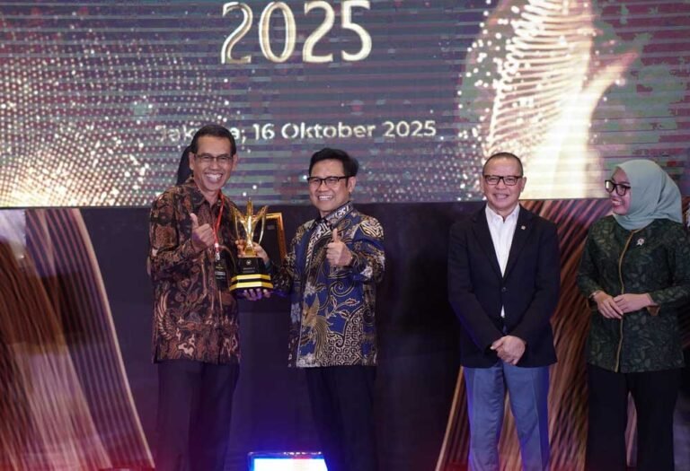 UKSW meraih Terbaik 1 Nasional Mandaya Award 2025 kategori Perguruan Tinggi Swasta dari Kementerian Koordinator Bidang Pemberdayaan Masyarakat RI. Penghargaan diserahkan di Jakarta, Kamis (16/10), oleh Menteri Abdul Muhaimin Iskandar kepada Prof. Eko Sediyono. UKSW dinilai unggul karena konsisten memberdayakan masyarakat melalui berbagai program berdampak sosial.