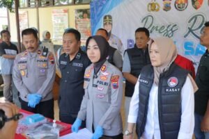 Kasus dugaan penipuan Koperasi Bahana Lintas Nusantara (BLN) kini resmi dilimpahkan Polres Salatiga ke Polda Jawa Tengah karena banyaknya korban di berbagai daerah. Kapolres Salatiga AKBP Veronica menjelaskan, pelimpahan dilakukan setelah penggeledahan rumah pimpinan BLN, Nicholas Nyoto Prasetyo, dan pengamanan sejumlah barang bukti.