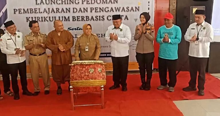 Forum Komunikasi Umat Beragama (FKUB) Jawa Tengah bersama Kanwil Kemenag Jateng meluncurkan buku pedoman Kurikulum Berbasis Cinta (KBC) di Grha Abdi Praja, Ambarawa, Selasa (21/10/2025). Program ini bertujuan menumbuhkan semangat toleransi dan mengurangi bullying di sekolah melalui pembelajaran lintas agama yang menekankan cinta dan saling menghargai.