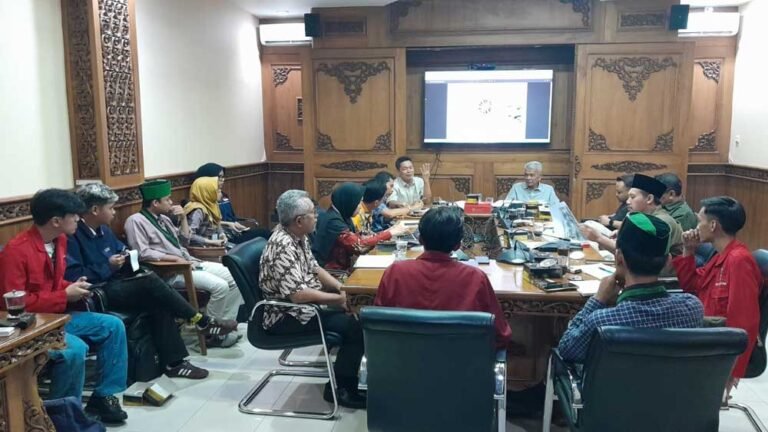 DPRD Kota Salatiga membentuk Panitia Khusus (Pansus) untuk mengawasi proyek pembangunan Taman Wisata Religi (TWR) di Kelurahan Bugel senilai Rp10,5 miliar. Dipimpin Yusuf Wibisono, langkah ini dilakukan Kamis (23/10/2025) guna menindaklanjuti aspirasi mahasiswa dan memastikan proyek berjalan sesuai prosedur serta transparan.
