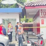 Seorang pria ditemukan meninggal dunia di kamar mandi SPBU Soka, Jalan Diponegoro No.173, Sidorejo Lor, Kota Salatiga, Sabtu (25/10/2025). Penemuan ini dilaporkan petugas kebersihan dan ditindaklanjuti cepat oleh Polsek Sidorejo bersama Polres Salatiga yang langsung olah TKP dan mengevakuasi korban ke RSUD untuk visum.