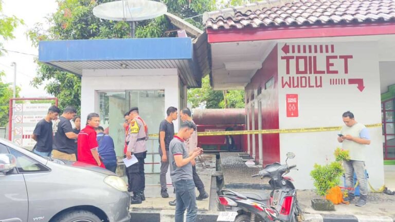 Seorang pria ditemukan meninggal dunia di kamar mandi SPBU Soka, Jalan Diponegoro No.173, Sidorejo Lor, Kota Salatiga, Sabtu (25/10/2025). Penemuan ini dilaporkan petugas kebersihan dan ditindaklanjuti cepat oleh Polsek Sidorejo bersama Polres Salatiga yang langsung olah TKP dan mengevakuasi korban ke RSUD untuk visum.