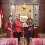 Menteri Kebudayaan RI Fadli Zon mengunjungi situs bersejarah di Kota Salatiga pada 27 Oktober 2025 usai membuka UISPP 2025 di UKSW. Didampingi Wali Kota Robby Hernawan, ia meninjau Rumah Dinas Wali Kota, Gedung Pakuwon, dan Gedung Papak sebagai bentuk apresiasi terhadap pelestarian warisan budaya kota.