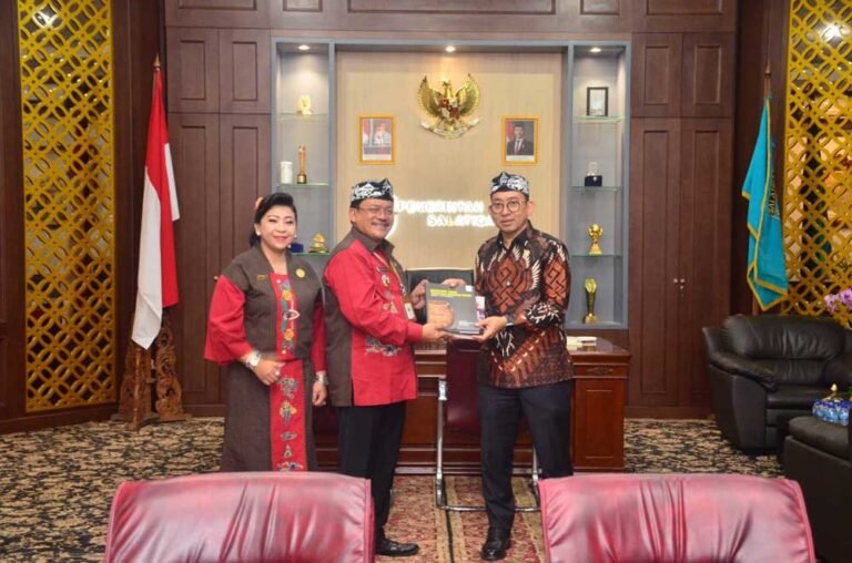 Menteri Kebudayaan RI Fadli Zon mengunjungi situs bersejarah di Kota Salatiga pada 27 Oktober 2025 usai membuka UISPP 2025 di UKSW. Didampingi Wali Kota Robby Hernawan, ia meninjau Rumah Dinas Wali Kota, Gedung Pakuwon, dan Gedung Papak sebagai bentuk apresiasi terhadap pelestarian warisan budaya kota.
