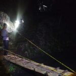 Warga Dusun Macan Mati, Desa Klepu, digemparkan peristiwa tragis seorang balita bernama Sakyla (3) yang hanyut di aliran irigasi Tinalun, Kamis (2/10/2025). Peristiwa bermula saat sandal korban hanyut, lalu ia terpeleset saat mencoba mengambilnya. Warga menemukan korban 45 menit kemudian dalam kondisi meninggal dunia.