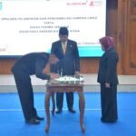 Muthoin resmi dilantik sebagai Pj Sekda Kota Salatiga menggantikan Wuri Pujiastuti yang pensiun. Pelantikan dilakukan Wali Kota Robby Hernawan di Ruang Kaloka Setda pada Rabu (1/10/2025). Ia dipercaya menjalankan peran strategis sebagai penghubung birokrasi dan diminta segera menyesuaikan diri serta mempercepat program prioritas.