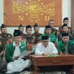 Sekretaris PCNU Kabupaten Semarang Abdul Kholiq didampingi Ketua Tanfidziyah KH Ahmad Faozan membacakan pernyataan sikap di kompleks Ponpes Al Masudiyyah Blater, Jimbaran terkait peristiwa dugaan perusakan Masjid Baiturrohim Bandungan, Rabu (29/10/2025) malam. Foto: win