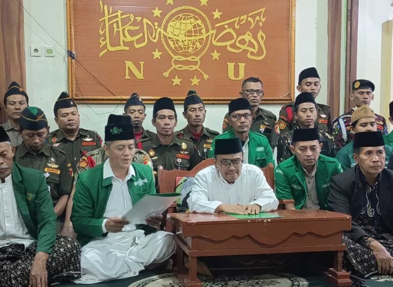 Sekretaris PCNU Kabupaten Semarang Abdul Kholiq didampingi Ketua Tanfidziyah KH Ahmad Faozan membacakan pernyataan sikap di kompleks Ponpes Al Masudiyyah Blater, Jimbaran terkait peristiwa dugaan perusakan Masjid Baiturrohim Bandungan, Rabu (29/10/2025) malam. Foto: win