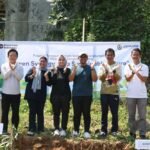 PT Jasamarga Semarang Batang (JSB) menyerahkan bantuan bibit pohon kepada masyarakat Kabupaten Batang untuk mendukung penghijauan dan mengurangi dampak perubahan iklim. Kegiatan pada awal Oktober 2025 ini melibatkan Bupati Batang Faiz Kurniawan dan kelompok tani, dilakukan melalui penanaman bersama sebagai bentuk kepedulian lingkungan.