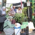 Kodim 0714/Salatiga membagikan ratusan bibit pohon kepada warga di halaman Makodim, Jalan Diponegoro No. 35, Senin, 13 Oktober 2025. Kegiatan ini digelar untuk memperingati HUT ke-80 TNI dan HUT ke-75 Kodam IV/Diponegoro, sebagai wujud kepedulian terhadap lingkungan dan kemanunggalan TNI dengan rakyat.