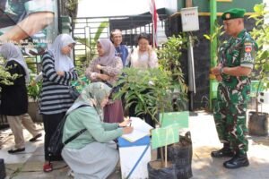 Kodim 0714/Salatiga membagikan ratusan bibit pohon kepada warga di halaman Makodim, Jalan Diponegoro No. 35, Senin, 13 Oktober 2025. Kegiatan ini digelar untuk memperingati HUT ke-80 TNI dan HUT ke-75 Kodam IV/Diponegoro, sebagai wujud kepedulian terhadap lingkungan dan kemanunggalan TNI dengan rakyat.