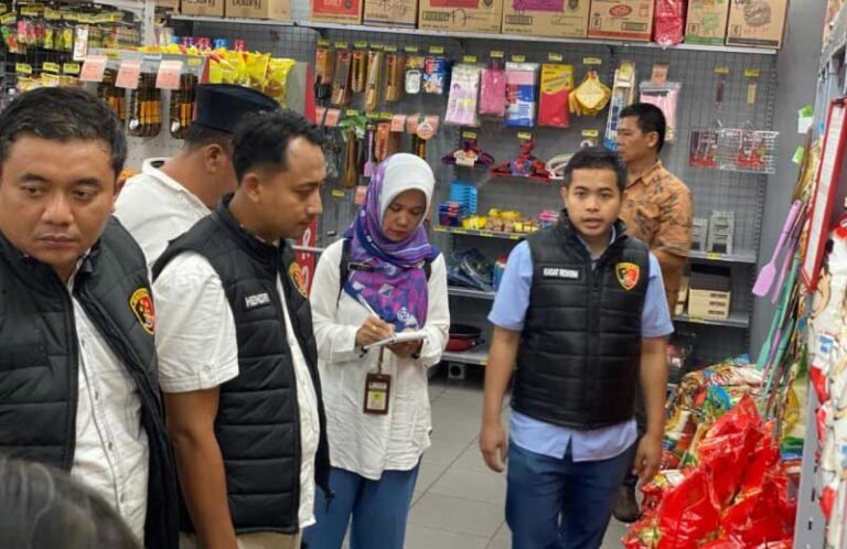 Tim Satgas Pangan Polres Salatiga memantau stok dan harga bahan pokok di pasar tradisional dan modern Kota Salatiga pada Rabu (22/10/2025). Dipimpin AKP Radytya Triatmaji Pramana, kegiatan ini bertujuan menjaga stabilitas harga menjelang akhir tahun melalui pengecekan langsung dan koordinasi lintas instansi.