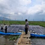 Pemdes Kesongo, Kecamatan Tuntang, Kabupaten Semarang, mengembangkan sistem irigasi tenaga surya untuk mengatasi kekeringan lahan pada Selasa, 14 Oktober 2025. Dipimpin Kades Supriyadi, program ini memanfaatkan PLTS dan pompa air tenaga surya hasil riset BRIDA Jateng dan Polines guna menekan biaya operasional petani hingga nol.