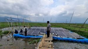 Pemdes Kesongo, Kecamatan Tuntang, Kabupaten Semarang, mengembangkan sistem irigasi tenaga surya untuk mengatasi kekeringan lahan pada Selasa, 14 Oktober 2025. Dipimpin Kades Supriyadi, program ini memanfaatkan PLTS dan pompa air tenaga surya hasil riset BRIDA Jateng dan Polines guna menekan biaya operasional petani hingga nol.