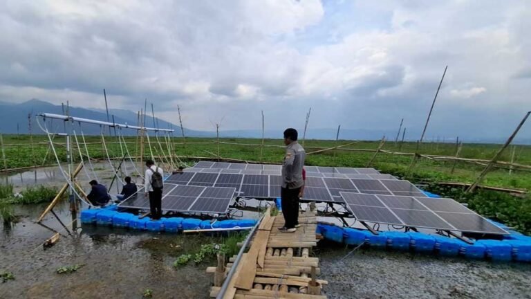 Pemdes Kesongo, Kecamatan Tuntang, Kabupaten Semarang, mengembangkan sistem irigasi tenaga surya untuk mengatasi kekeringan lahan pada Selasa, 14 Oktober 2025. Dipimpin Kades Supriyadi, program ini memanfaatkan PLTS dan pompa air tenaga surya hasil riset BRIDA Jateng dan Polines guna menekan biaya operasional petani hingga nol.