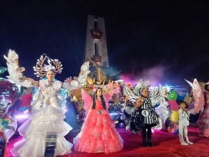 Palagan Night Carnival 2025 menghadirkan ratusan peserta berkostum unik dan berwarna-warni di Ambarawa, Kabupaten Semarang, Sabtu malam, 11 Oktober 2025. Ajang ini digelar Dinas Pariwisata untuk mempromosikan potensi wisata dan kepedulian lingkungan. Kegiatan berlangsung meriah dengan parade sejauh dua kilometer dari Museum Kereta Api ke Monumen Palagan.