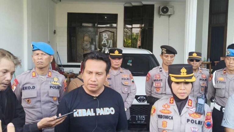 Polres Salatiga menggeledah rumah pimpinan Koperasi BLN di Jalan Merdeka Selatan, Sidorejo, pada awal Oktober 2025. Langkah tegas ini diapresiasi kuasa hukum nasabah korban karena dinilai profesional. Penggeledahan dipimpin Kapolres AKBP Veronica yang menemukan dokumen penting untuk pendalaman kasus secara transparan.