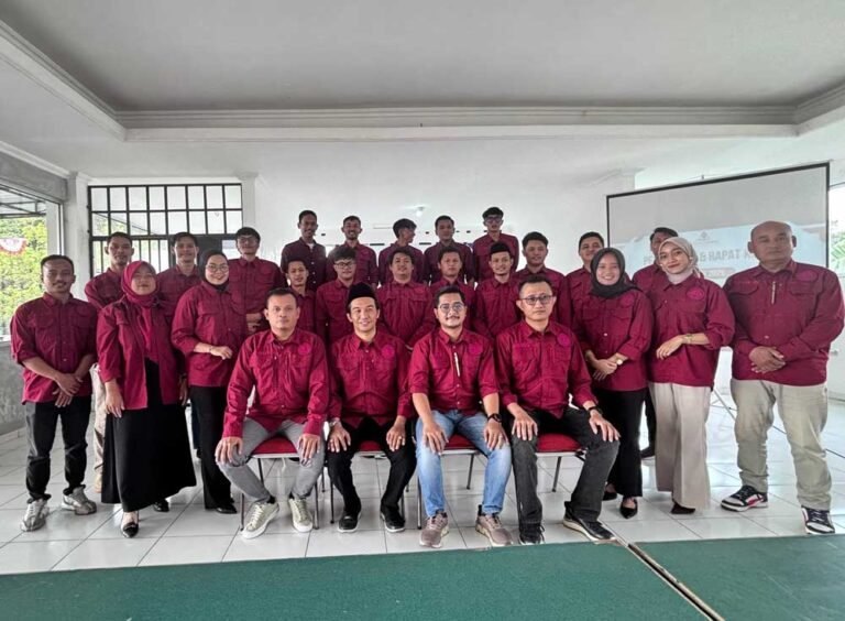 Sebanyak 28 pengurus Yayasan Jallu Nusantara Indonesia resmi dilantik oleh Ketua Pembina M. Yusuf Khummaini. Acara berlangsung khidmat dan menandai penguatan legalitas lembaga hukum ini. Ketua Yayasan Nurrun Jamaludin menegaskan komitmen yayasan untuk memperluas akses keadilan dan kolaborasi lintas sektor melalui program pendidikan, bantuan hukum, dan riset hukum.