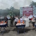 Pemberantasan rokok ilegal di Jawa Tengah dan DIY menunjukkan peningkatan signifikan pada 2025. Kantor Wilayah Bea Cukai Jateng-DIY di bawah kepemimpinan Khoirul Hadziq berhasil menindak lebih dari 120 juta batang rokok. Upaya ini dilakukan melalui penyidikan, denda, dan kolaborasi antar-aparat demi menjaga penerimaan negara.