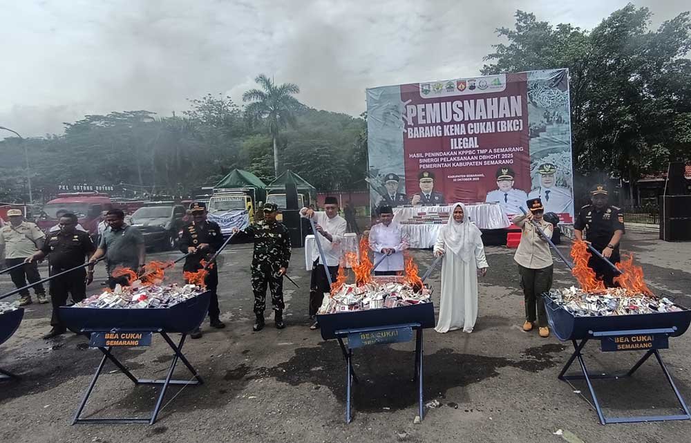 Pemberantasan rokok ilegal di Jawa Tengah dan DIY menunjukkan peningkatan signifikan pada 2025. Kantor Wilayah Bea Cukai Jateng-DIY di bawah kepemimpinan Khoirul Hadziq berhasil menindak lebih dari 120 juta batang rokok. Upaya ini dilakukan melalui penyidikan, denda, dan kolaborasi antar-aparat demi menjaga penerimaan negara.