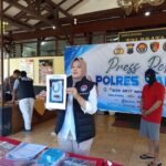 Satresnarkoba Polres Salatiga berhasil mengungkap kasus narkotika jenis sabu seberat 117,72 gram. Pelaku bernama Rudy Harjianto ditangkap di Kelurahan Cebongan, Salatiga, pada Kamis, 9 Oktober 2025. Kasus ini diungkap berkat laporan warga dan operasi undercover buy yang dilakukan secara presisi oleh kepolisian.