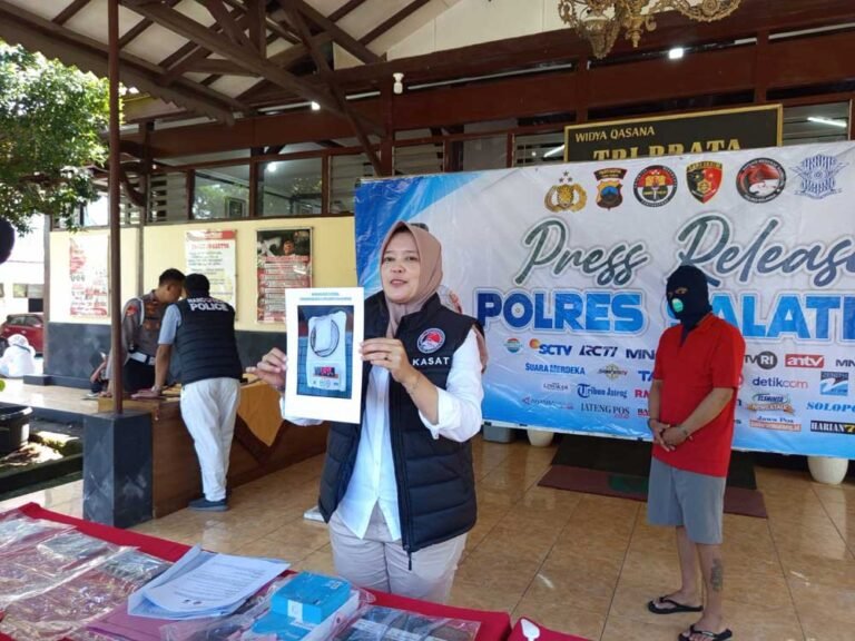 Satresnarkoba Polres Salatiga berhasil mengungkap kasus narkotika jenis sabu seberat 117,72 gram. Pelaku bernama Rudy Harjianto ditangkap di Kelurahan Cebongan, Salatiga, pada Kamis, 9 Oktober 2025. Kasus ini diungkap berkat laporan warga dan operasi undercover buy yang dilakukan secara presisi oleh kepolisian.