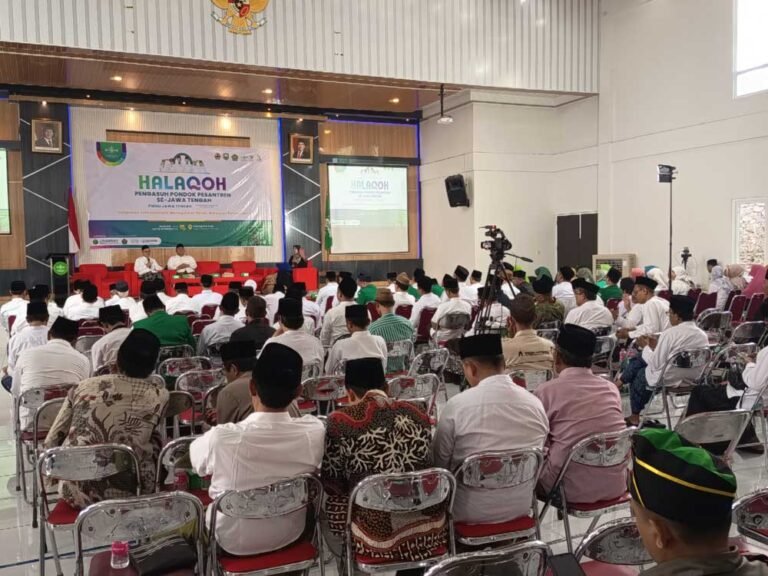 Halaqah Pengasuh Pesantren se-Jawa Tengah digelar RMI PWNU Jateng di Gedung PGRI, Wujil, Bergas, Jumat (24/10/2025) membahas transformasi pesantren di era modern. KH Abdul Ghaffar Rozin menekankan pentingnya kemandirian dan adaptasi pesantren terhadap perubahan sosial dan teknologi agar tetap relevan dan berdaya saing.