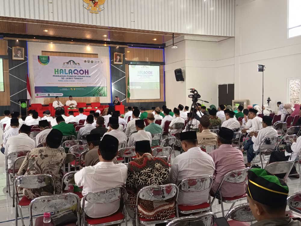 Halaqah Pengasuh Pesantren se-Jawa Tengah digelar RMI PWNU Jateng di Gedung PGRI, Wujil, Bergas, Jumat (24/10/2025) membahas transformasi pesantren di era modern. KH Abdul Ghaffar Rozin menekankan pentingnya kemandirian dan adaptasi pesantren terhadap perubahan sosial dan teknologi agar tetap relevan dan berdaya saing.