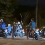 Sekelompok remaja diduga geng kreak berkonvoi sambil mengacungkan senjata tajam di kawasan Hortimart, Bawen, Kabupaten Semarang, Senin (27/10/2025) dini hari. Polres Semarang melalui Kasat Reskrim AKP Bodia Teja Lelana telah menyelidiki kasus ini dengan mengidentifikasi pelaku dari video viral dan kendaraan yang digunakan.