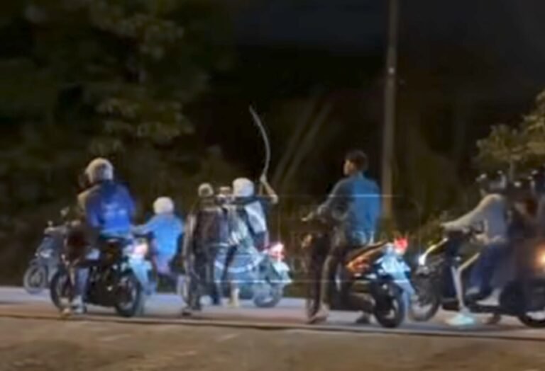 Sekelompok remaja diduga geng kreak berkonvoi sambil mengacungkan senjata tajam di kawasan Hortimart, Bawen, Kabupaten Semarang, Senin (27/10/2025) dini hari. Polres Semarang melalui Kasat Reskrim AKP Bodia Teja Lelana telah menyelidiki kasus ini dengan mengidentifikasi pelaku dari video viral dan kendaraan yang digunakan.