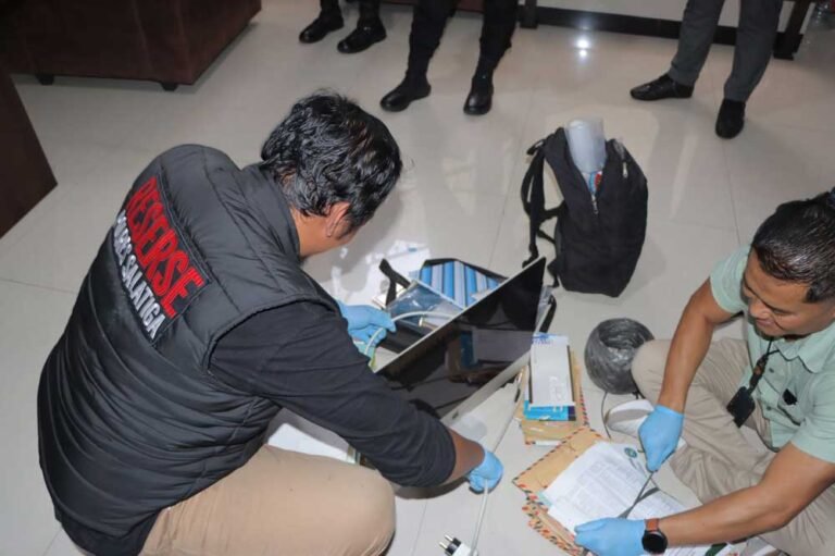 Polres Salatiga menemukan plastik klip dan sedotan diduga bekas narkoba di rumah Nicholas Nyoto Prasetyo, pimpinan Koperasi Bahana Lintas Nusantara, di Jalan Merdeka Selatan, Salatiga, Jumat (3/10/2025). Temuan itu muncul saat penggeledahan terkait kasus penipuan koperasi. Polisi kini mendalami kepemilikan barang bukti tersebut.