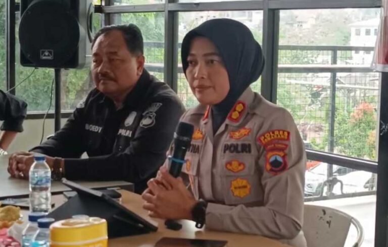 Video dugaan pengrusakan masjid di Dusun Jetak, Desa Duren, Bandungan, Kabupaten Semarang, viral pada Selasa (28/10/2025). Polres Semarang di bawah pimpinan AKBP Ratna Quratul Ainy segera menangani kasus ini untuk mencegah provokasi. Hasil klarifikasi menunjukkan insiden bermula dari persoalan pribadi, bukan isu agama.
