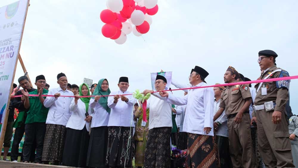 Puncak Hari Santri Nasional (HSN) 2025 digelar PWNU Jawa Tengah di Kabupaten Semarang pada 23–25 Oktober 2025. Acara ini bertujuan memperkuat ekonomi umat melalui sektor pertanian dan UMKM. Kegiatan dilaksanakan dengan berbagai agenda religius, pelatihan petani, serta bazar produk lokal yang melibatkan masyarakat luas.