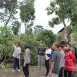 Hujan deras disertai angin kencang melanda Kota Salatiga pada Rabu (22/10/2025), menyebabkan puluhan rumah rusak dan pohon tumbang di beberapa lokasi. BPBD dan Polres Salatiga di bawah AKBP Veronica segera melakukan penanganan cepat, pembersihan puing, serta memastikan kondisi warga aman dan terkendali.