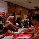 RSUD dr. Gondo Suwarno (RSGS) Ungaran membuka layanan vaksinasi internasional dan imunisasi kesehatan melalui Klinik KLIK sejak Kamis (16/10/2025). Program ini ditujukan bagi masyarakat yang membutuhkan vaksin untuk perjalanan luar negeri dan pencegahan penyakit. Layanan dilakukan dengan sistem perjanjian dan tarif terjangkau guna meningkatkan mutu pelayanan publik.