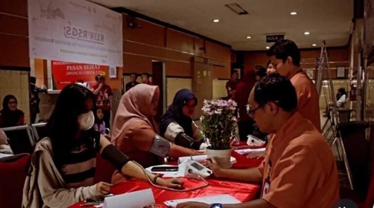 RSUD dr. Gondo Suwarno (RSGS) Ungaran membuka layanan vaksinasi internasional dan imunisasi kesehatan melalui Klinik KLIK sejak Kamis (16/10/2025). Program ini ditujukan bagi masyarakat yang membutuhkan vaksin untuk perjalanan luar negeri dan pencegahan penyakit. Layanan dilakukan dengan sistem perjanjian dan tarif terjangkau guna meningkatkan mutu pelayanan publik.
