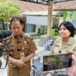 Ratusan siswa SMP 8 Salatiga tidak mengikuti upacara Senin (6/10/2025) karena mengalami gejala mual, demam, dan diare usai kegiatan Pramuka di Gunungpati. Dinas Pendidikan dan Tim Gerak Cepat Puskesmas Sidorejo Kidul turun langsung menyelidiki kasus ini melalui pemeriksaan epidemiologis guna memastikan penyebab dan penanganannya.