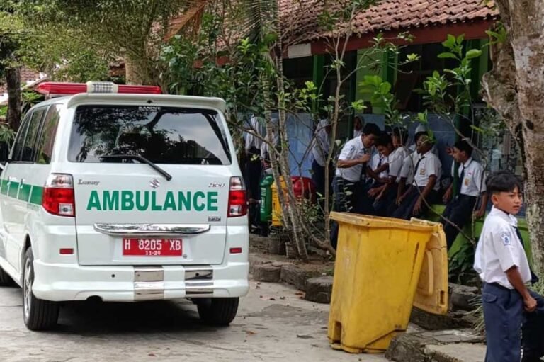 Kondisi siswa SMP Negeri 8 Salatiga pasca dugaan keracunan Makan Bergizi Gratis (MBG) berangsur membaik pada Selasa (7/10/2025). Kepala Sekolah Yohana Natallina Sari menyebut jumlah siswa sakit turun menjadi 60 dari 192 sebelumnya. Aktivitas belajar berjalan normal, sementara program MBG tetap dilanjutkan.