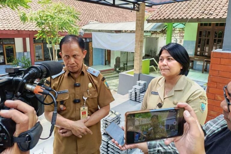 Ratusan siswa SMP 8 Salatiga tidak mengikuti upacara Senin (6/10/2025) karena mengalami gejala mual, demam, dan diare usai kegiatan Pramuka di Gunungpati. Dinas Pendidikan dan Tim Gerak Cepat Puskesmas Sidorejo Kidul turun langsung menyelidiki kasus ini melalui pemeriksaan epidemiologis guna memastikan penyebab dan penanganannya.
