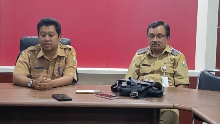 Proyek rehabilitasi ruang pimpinan DPRD Kabupaten Semarang senilai Rp538 juta menuai sorotan publik karena isu pemenang tender tidak lolos seleksi. Kepala Bagian PBJ, Anggoro Jati Laksono, memastikan proses lelang sesuai aturan dan dilakukan dua kali. DPU menunda pembayaran hingga data SBU di OSS dan LPJK dinyatakan sinkron.