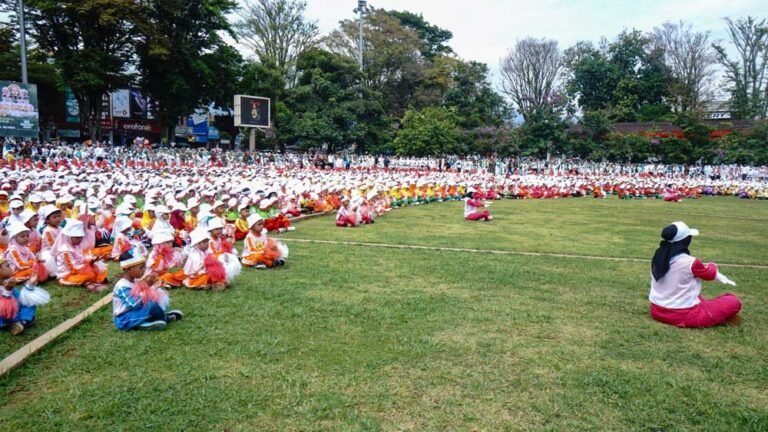 Peringatan Hari Santri Nasional 2025 di Kota Salatiga menampilkan pembacaan asmaul husna oleh 2.320 anak RA dan TK di bawah PCNU. Acara di Lapangan Pancasila, Rabu (22/10/2025), bertujuan menumbuhkan semangat perjuangan dan kemajuan santri, didukung Pemkot melalui kolaborasi pesantren berkelanjutan dan program pendidikan.