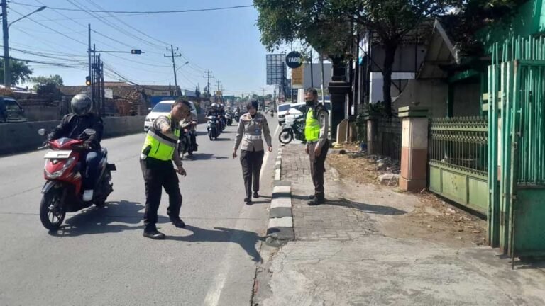 Kecelakaan tunggal terjadi di Jalan Soekarno-Hatta, Desa Langensari, Ungaran Barat, Kabupaten Semarang, Kamis (9/10/2025). Seorang remaja bernama Rossandica Bagus Sulistio tewas setelah motor yang dikendarainya oleng dan menabrak trotoar akibat diduga roda belakang terlepas. Polisi masih menyelidiki penyebab pasti insiden tersebut.