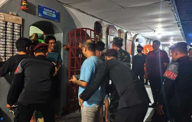 Rutan Salatiga menggelar razia mendadak di kamar hunian dan lingkungan rutan pada Senin malam, dipimpin langsung oleh Kepala Rutan Anton Adi Ristanto bersama TNI-Polri. Kegiatan ini dilakukan untuk memastikan tidak ada narkoba, handphone, maupun barang terlarang, sebagai bentuk komitmen menjaga keamanan dan integritas lembaga.