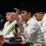 KH Ubaidullah Shodaqoh menegaskan Hari Santri 2025 sebagai momentum mengenang perjuangan santri dan kiai dalam kemerdekaan Indonesia. Disampaikan di Stadion Pandanaran, Bergas, Kamis (23/10/2025), ia mengingatkan pentingnya Resolusi Jihad KH Hasyim Asy’ari dan mengajak warga NU menjaga semangat perjuangan pesantren.
