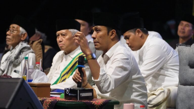 KH Ubaidullah Shodaqoh menegaskan Hari Santri 2025 sebagai momentum mengenang perjuangan santri dan kiai dalam kemerdekaan Indonesia. Disampaikan di Stadion Pandanaran, Bergas, Kamis (23/10/2025), ia mengingatkan pentingnya Resolusi Jihad KH Hasyim Asy’ari dan mengajak warga NU menjaga semangat perjuangan pesantren.