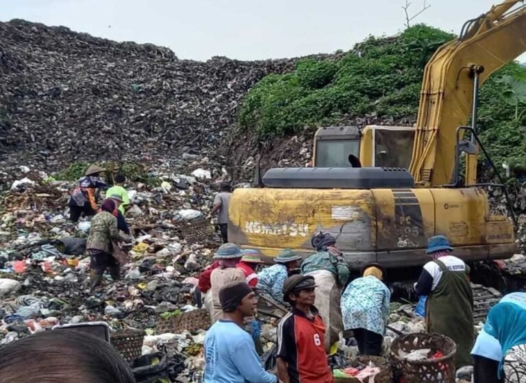 Dinas Lingkungan Hidup (DLH) Kota Salatiga mencatat 98,36 persen sampah di kota tersebut telah terkelola pada 2024. Kepala DLH, Yunus Juniadi, menjelaskan bahwa meski terkendali, 1,64 persen sampah masih bocor ke lingkungan. DLH mengoptimalkan 109 bank sampah untuk edukasi dan pengelolaan berbasis masyarakat.