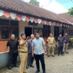 Komisi A DPRD Kota Salatiga menemukan lima SD Negeri rusak parah saat sidak di empat kecamatan, Selasa (14/10/2025). Dinas Pendidikan melalui Kepala Disdik Muh Nasiruddin berjanji memperbaiki sekolah-sekolah tersebut pada 2026, tergantung ketersediaan anggaran yang masih terbatas untuk memastikan keamanan dan kenyamanan belajar.