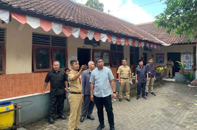 Komisi A DPRD Kota Salatiga menemukan lima SD Negeri rusak parah saat sidak di empat kecamatan, Selasa (14/10/2025). Dinas Pendidikan melalui Kepala Disdik Muh Nasiruddin berjanji memperbaiki sekolah-sekolah tersebut pada 2026, tergantung ketersediaan anggaran yang masih terbatas untuk memastikan keamanan dan kenyamanan belajar.